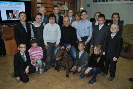 Ученики школы-интерната для слепых и Михаил Зеленикин с собакой-поводырём Бакс