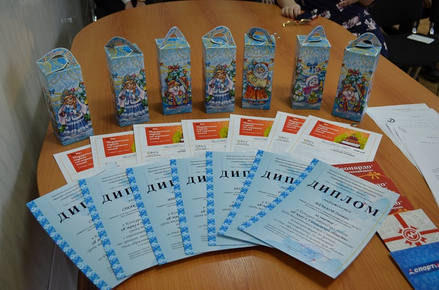 Дипломы и подарки участникам конкурса "Я живу в Ульяновской области"