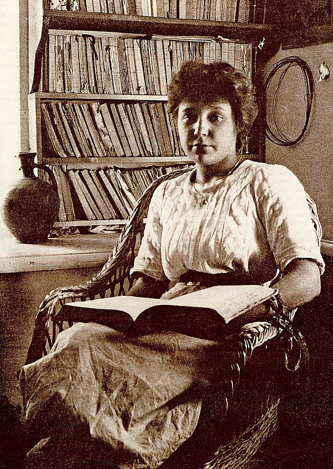 Марина Цветаева в кресле с книгой