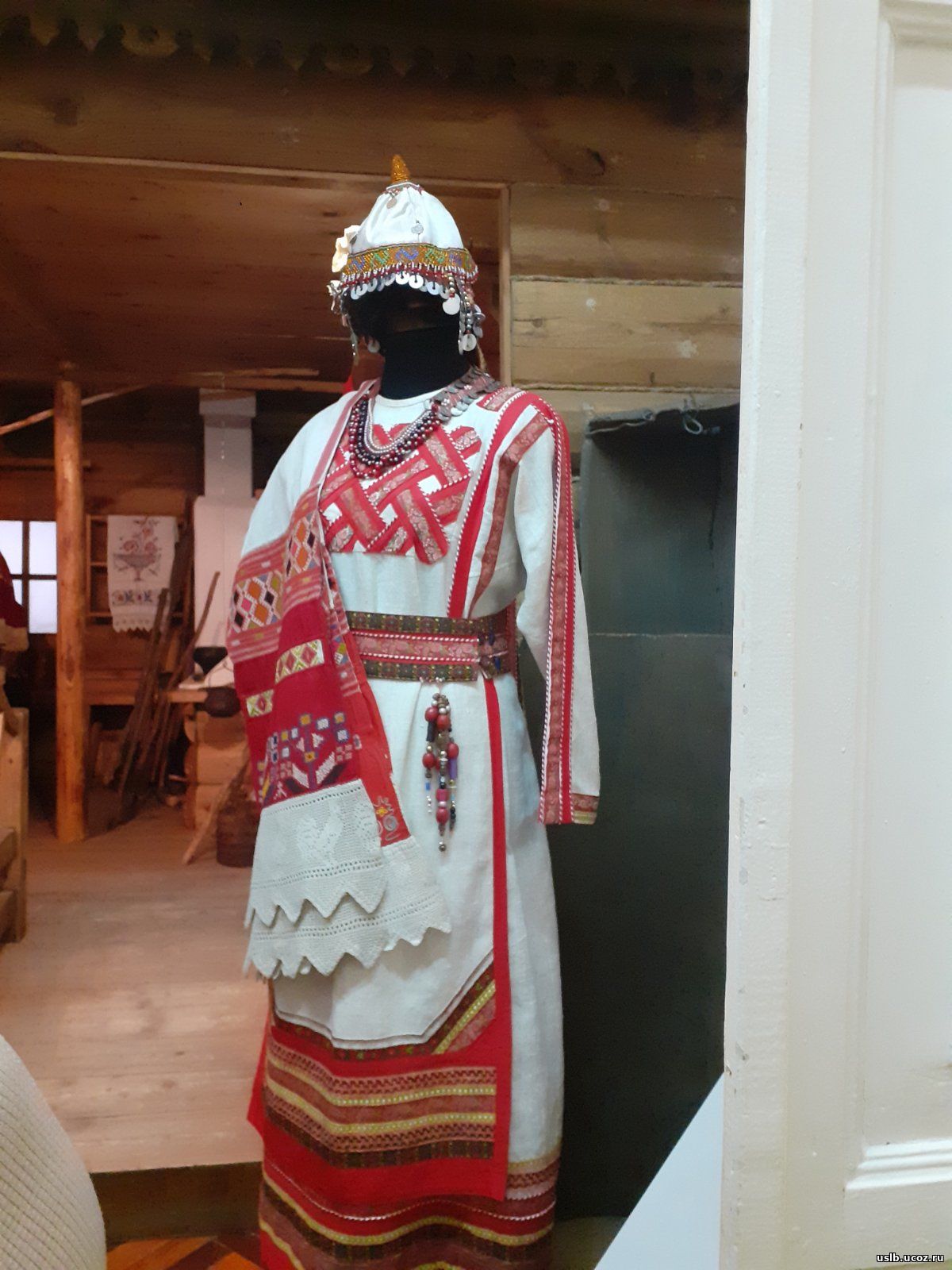На фотографии изображен чувашский женский народный костюм