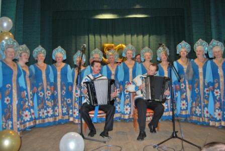 На сцене народный коллектив хор русской песни