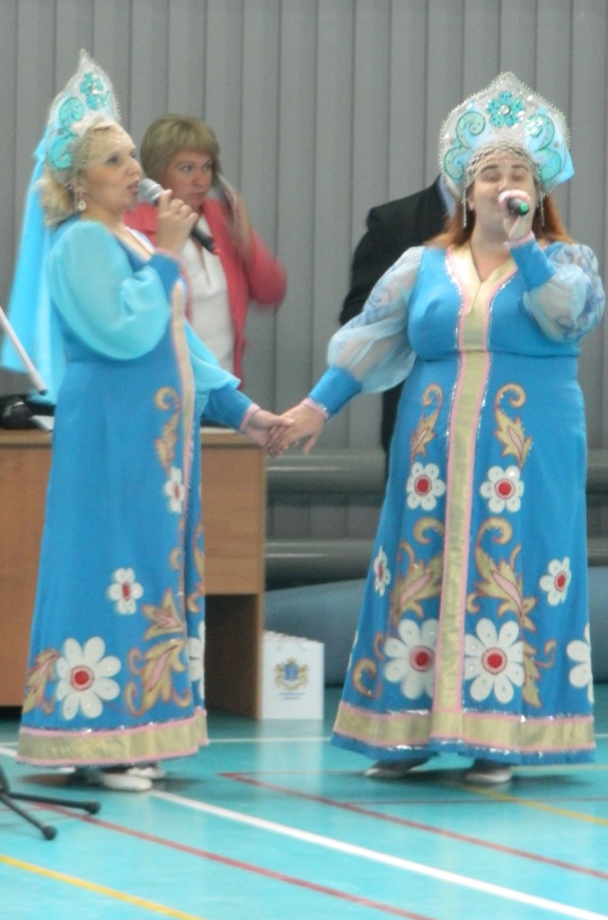 Поют Светлана Ефремова и Татьяна Киселева
